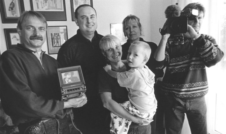 Helena Trestíková (achteraan, tweede van rechts) met de hoofdpersonen van haar A Marriage Story