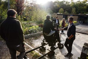 Op de foto, badend in het zonlicht, Theo Maassen en Anna van der Heide. Op de rug gezien Sander Donker (First AD), Coen Stroeve (DoP) en Jan Willem Biemans (key grip)