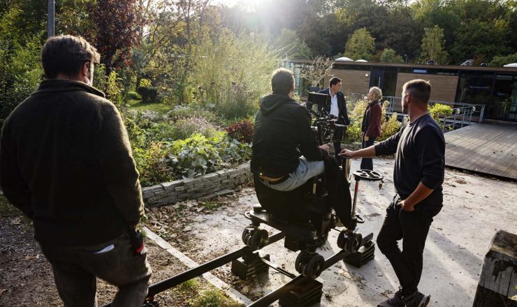 Op de foto, badend in het zonlicht, Theo Maassen en Anna van der Heide. Op de rug gezien Sander Donker (First AD), Coen Stroeve (DoP) en Jan Willem Biemans (key grip)