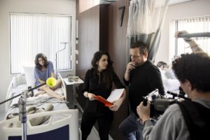 Regisseur Natalie Bruijns overlegt met opnameleider Wouter Severijn en DoP Sam du Pon. Op bed hoofdrolspeler Rifka Lodeizen en rechts Maarten Heijmans.