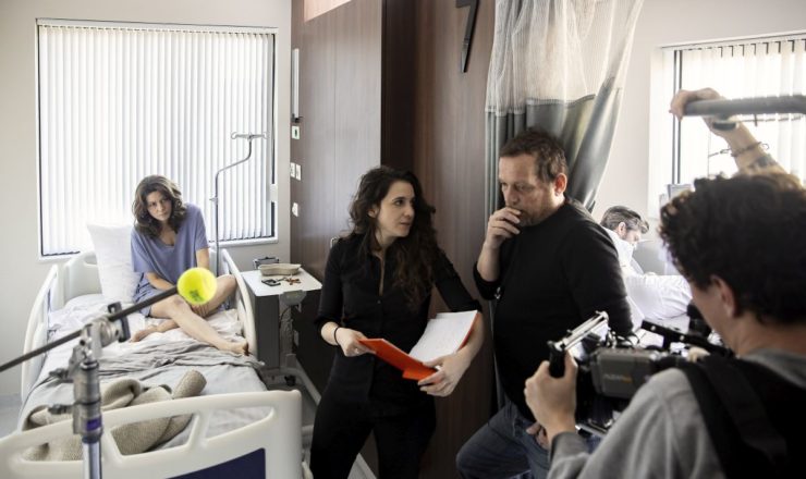 Regisseur Natalie Bruijns overlegt met opnameleider Wouter Severijn en DoP Sam du Pon. Op bed hoofdrolspeler Rifka Lodeizen en rechts Maarten Heijmans.