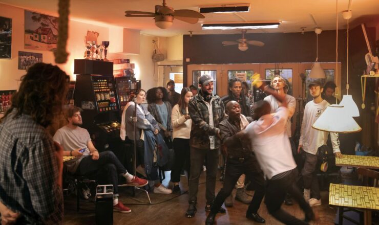 V.l.n.r. Opnameleider Jurre Wieten, gaffer Berend Holtkamp, kleedster Sophie Bunink, actrice Kimberley Agyarko, scenarist Ashar Medina, setfotograaf Nolwenn le Flanchec, regisseur Teddy Cherim, acteur Fridolin Dela Kwaku Fiakpui, cameraman Jurgen Lisse, hoofdrolspeler Emmanuel Ohene Boafo, geluidsassistent Leonardo Fontana Balparda, camera-assistent Christiaan van Dijk en geluidsman Gijs Domen (foto: Bob Bronshoff)